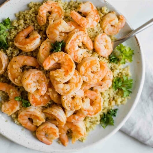 Camarones con Quinoa: Cena Saludable y Romántica.