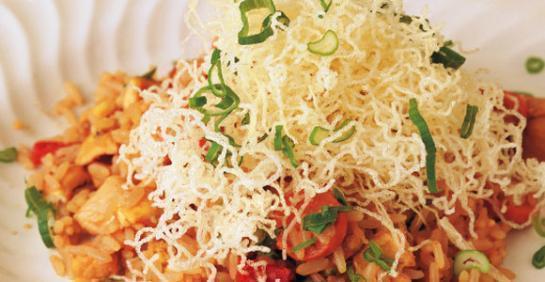 Arroz oriental con fideos de arroz crocante y pollo (4 Personas)