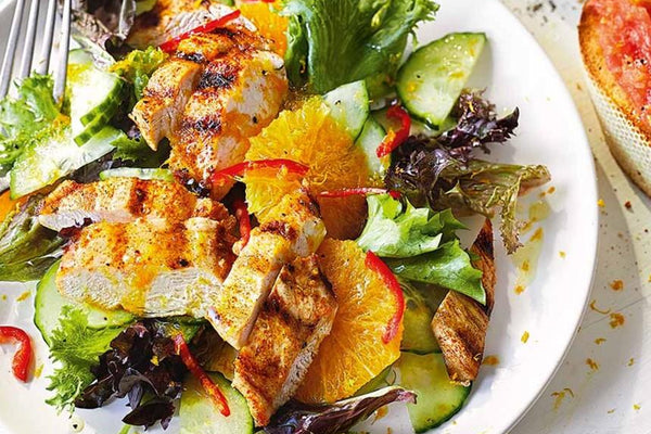 Ensalada catalana de pollo con naranjas