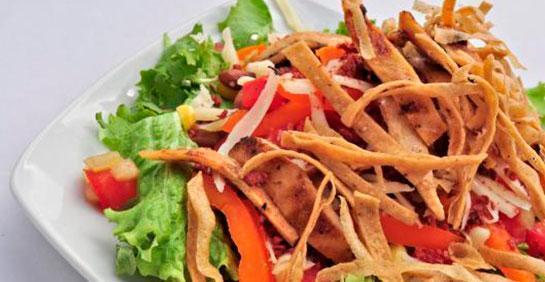Ensalada de pollo asado y tortillas fritas (6 personas)