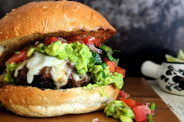 HAMBURGUESAS A LA CHILENA CON PALTA & PEBRE CUCHAREAO