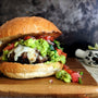 HAMBURGUESAS A LA CHILENA CON PALTA & PEBRE CUCHAREAO
