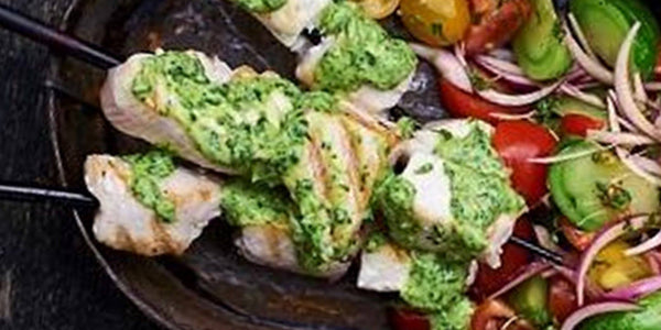 PARA LA MAMÁ ALTERNATIVA: PINCHOS DE ATÚN EN SALSA VERDE