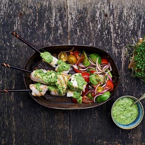 PINCHOS DE ATÚN CON SALSA VERDE