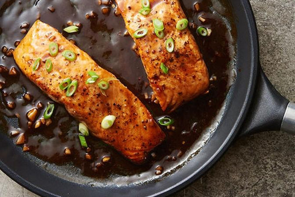 SALMÓN JUGOSO A LA PLANCHA