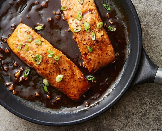 SALMÓN JUGOSO A LA PLANCHA