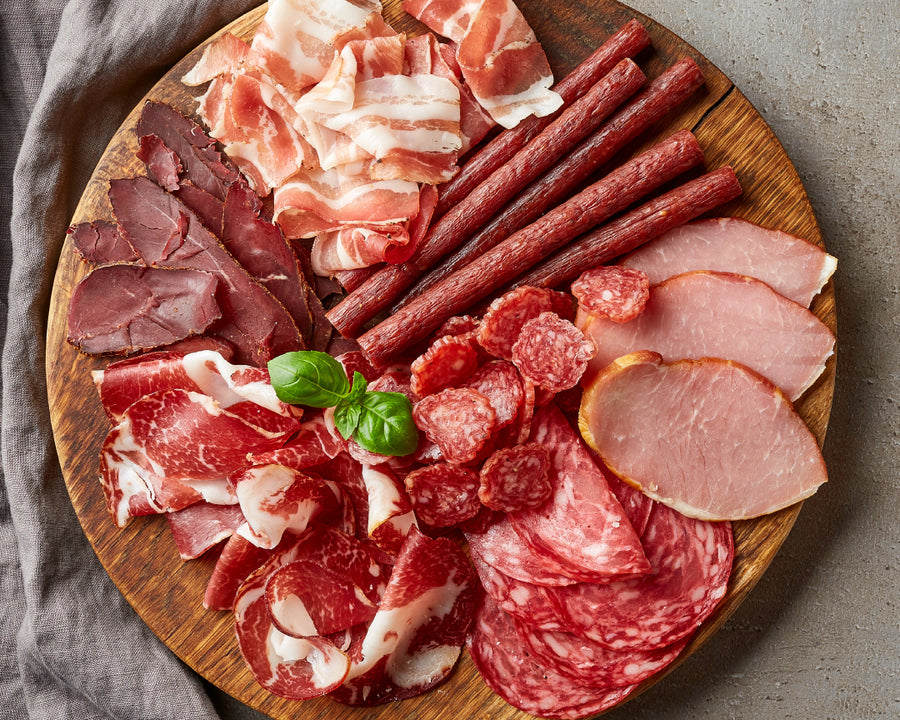 Una selección de lo mejor en fiambrería. Cecinas, longanizas, prietas, salchichas y jamón.