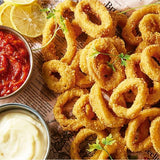 Anillos de calamar apanados listos para servir con tu salsa favorita