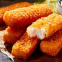 Barritas de merluza apanada listas para ser picoteadas en familia.