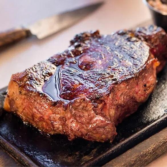 Un bife de chorizo delicioso recién salido de la parrilla. 