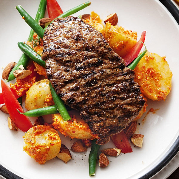 Podemos ver nuestro bistec acompañado con papas y verduras