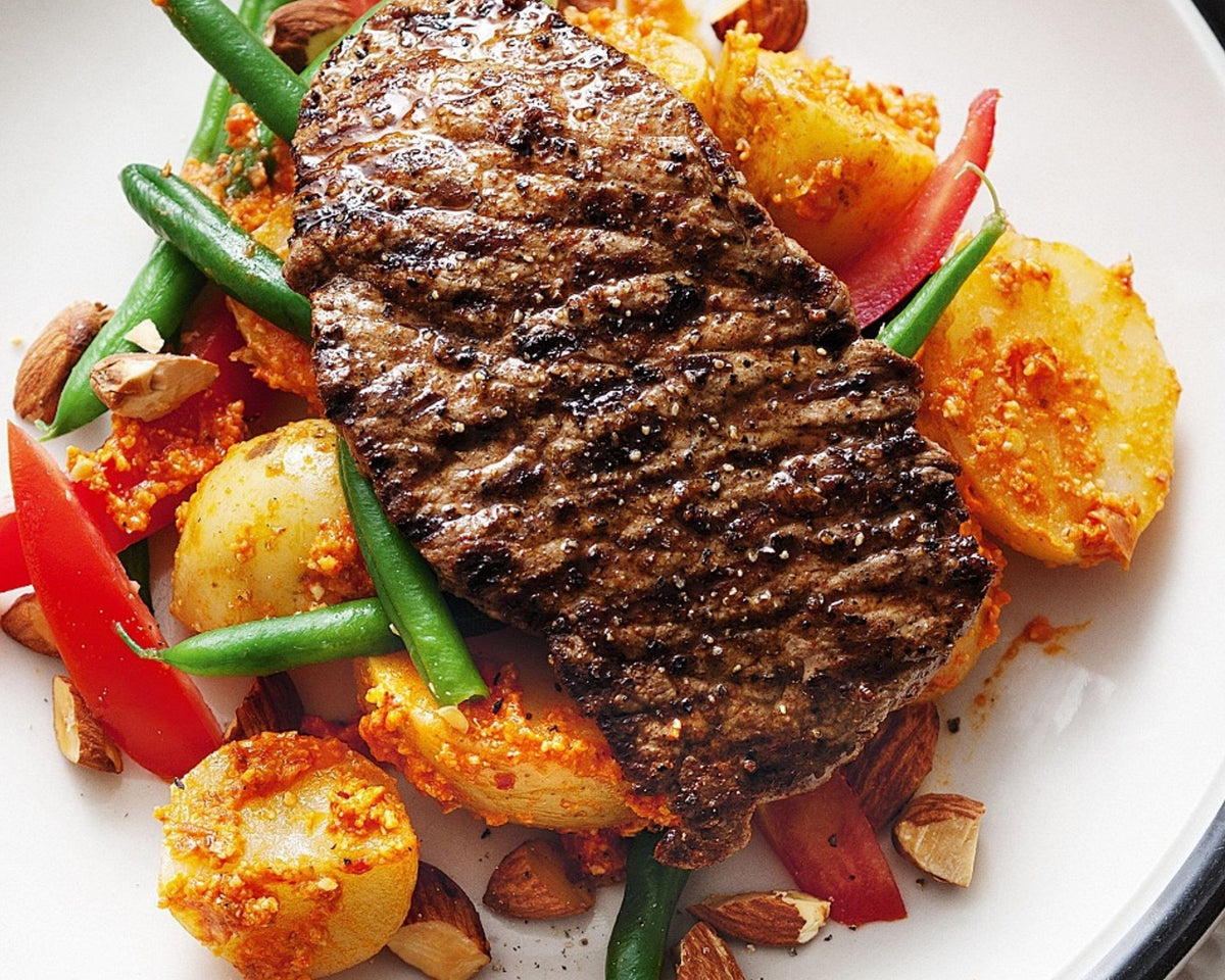 Podemos ver nuestro bistec acompañado con papas y verduras