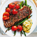 1 bistec listo para ser acompañado con las mejores verduras.