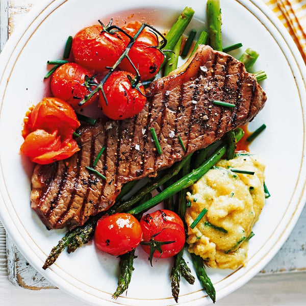 1 bistec listo para ser acompañado con las mejores verduras.