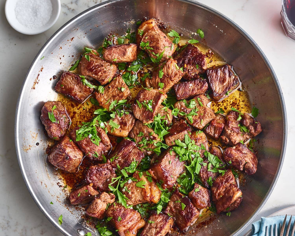 Carne cortada en cubos