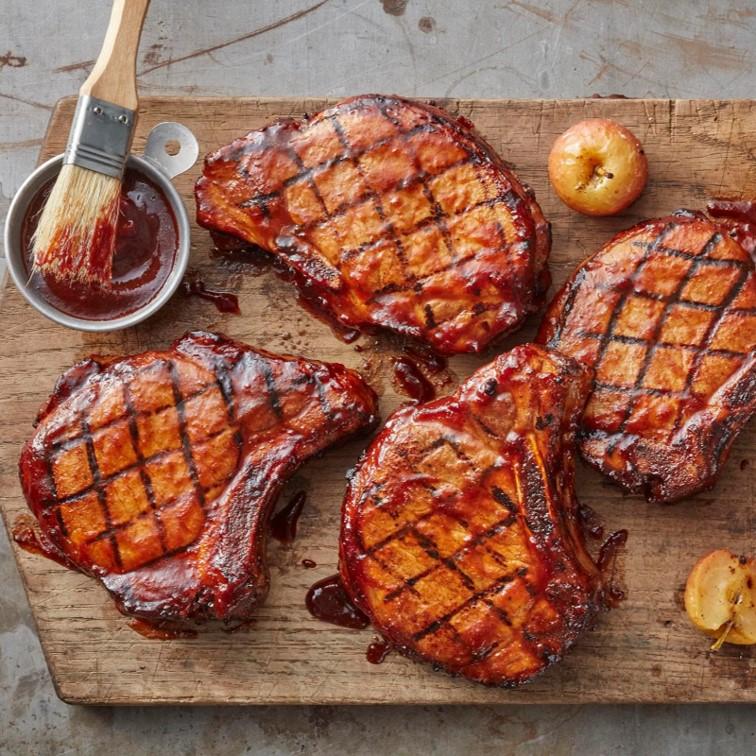 Chuletitas de cerdo para freír acompañadas con salsa bbq