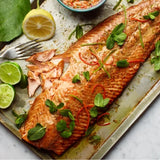 Filete de salmón austral con piel ya cocinado, listo para servir en familia.