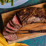 Se ve el corte de carne, recién saliendo de la parrilla.