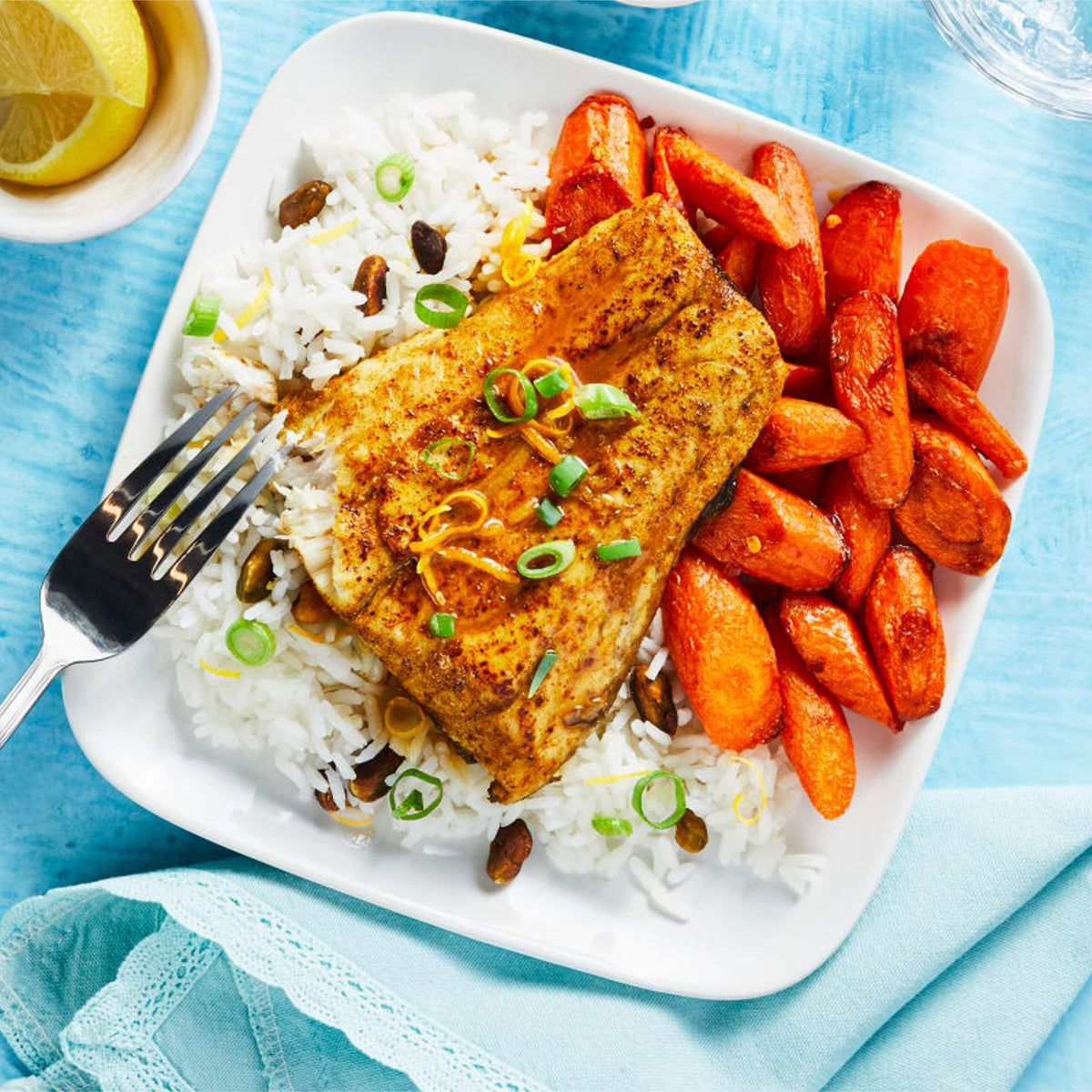 Filetes de merluza austral acompañado con diferentes ingredientes para hacerlo la comida perfecta.