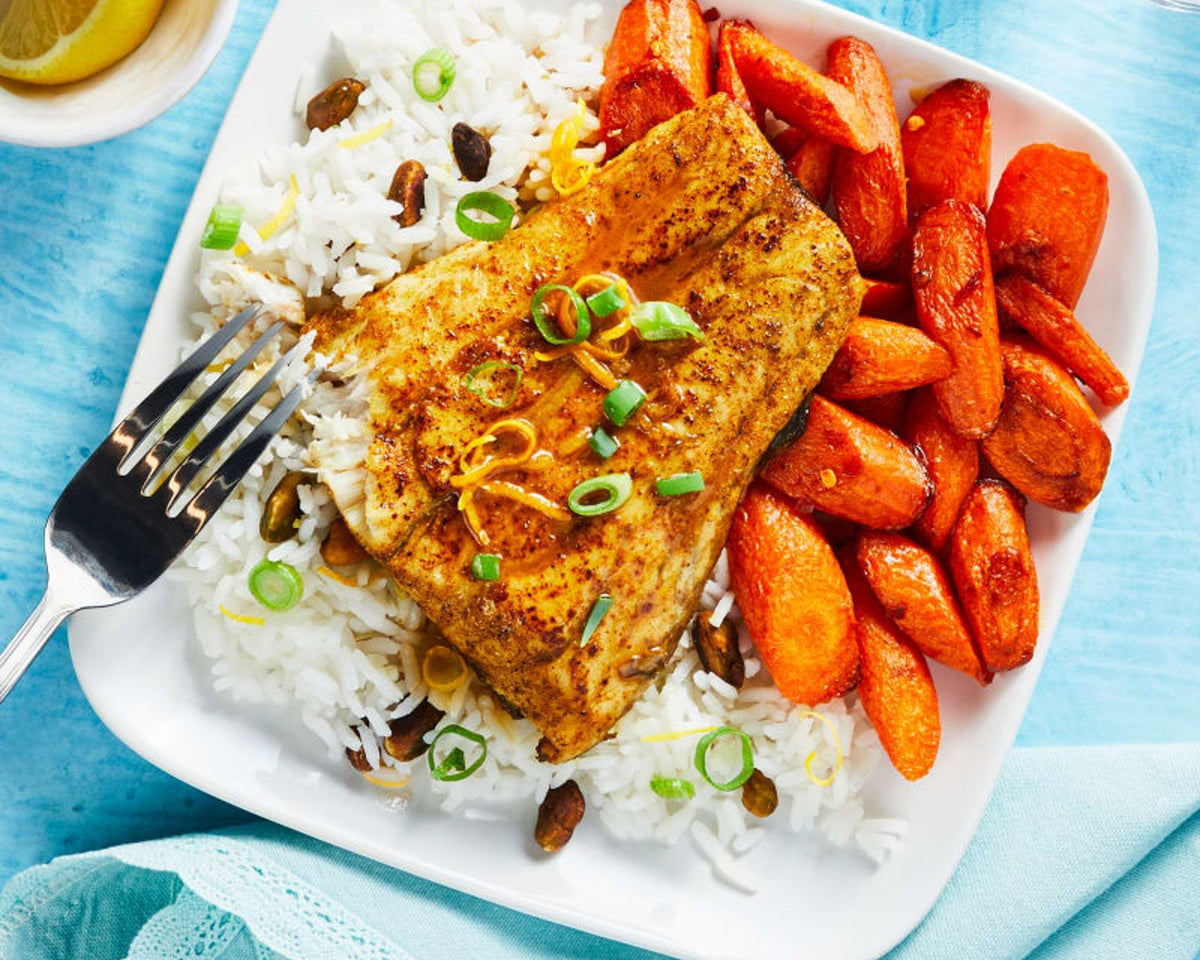 Filetes de merluza austral acompañado con diferentes ingredientes para hacerlo la comida perfecta.