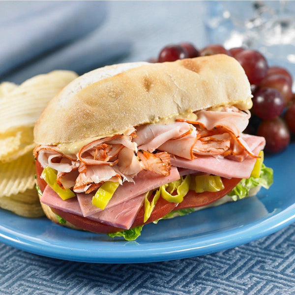 Puedes ver un exquisito sandwich preparado de nuestro jamón de pavo.