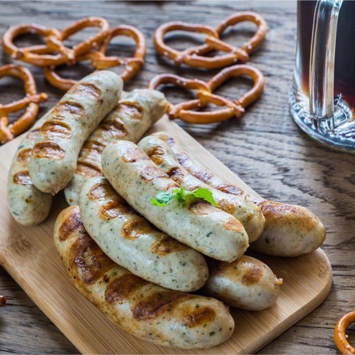 Longaniza alemana Weisswurst lista para ser disfrutada luego del asado