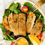Podemos ver nuestras pechuga de pollo crocante con ensalada.