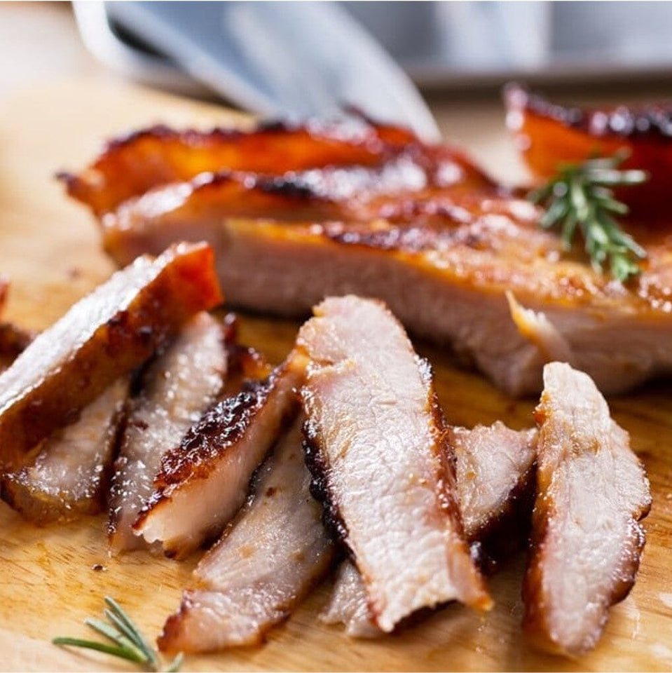Plateada de lomo de cerdo lista para ser picoteada entre medio del asado.