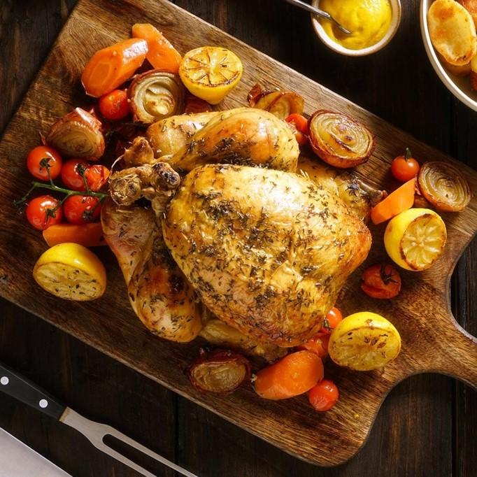 Pollo entero listo para ser disfrutado en familia