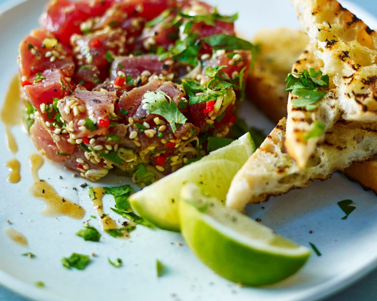 Tártaro de atún acompañadado con unas ricas tostadas.