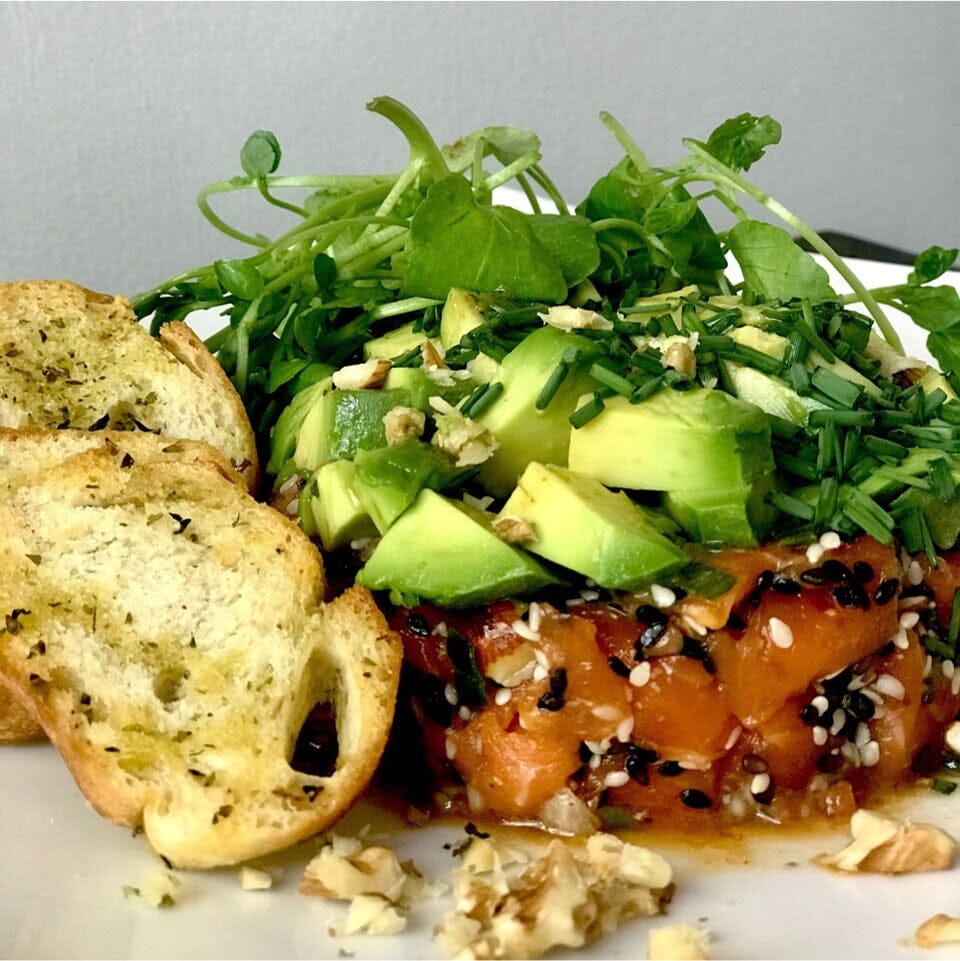 Tártaro de salmón con unas deliciosas tostadas
