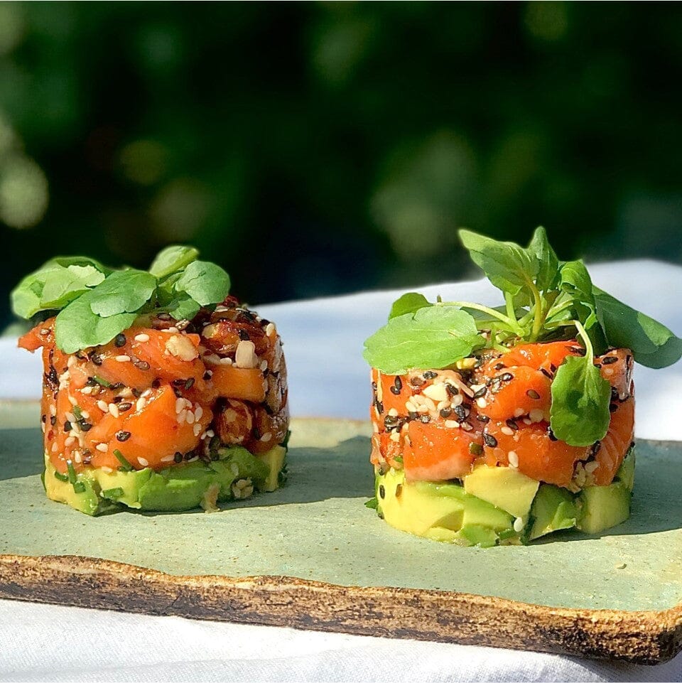 Tártaro de salmón con un agregado de palta listo para servir.