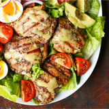 Trutros cortos de pollo en una ensalada