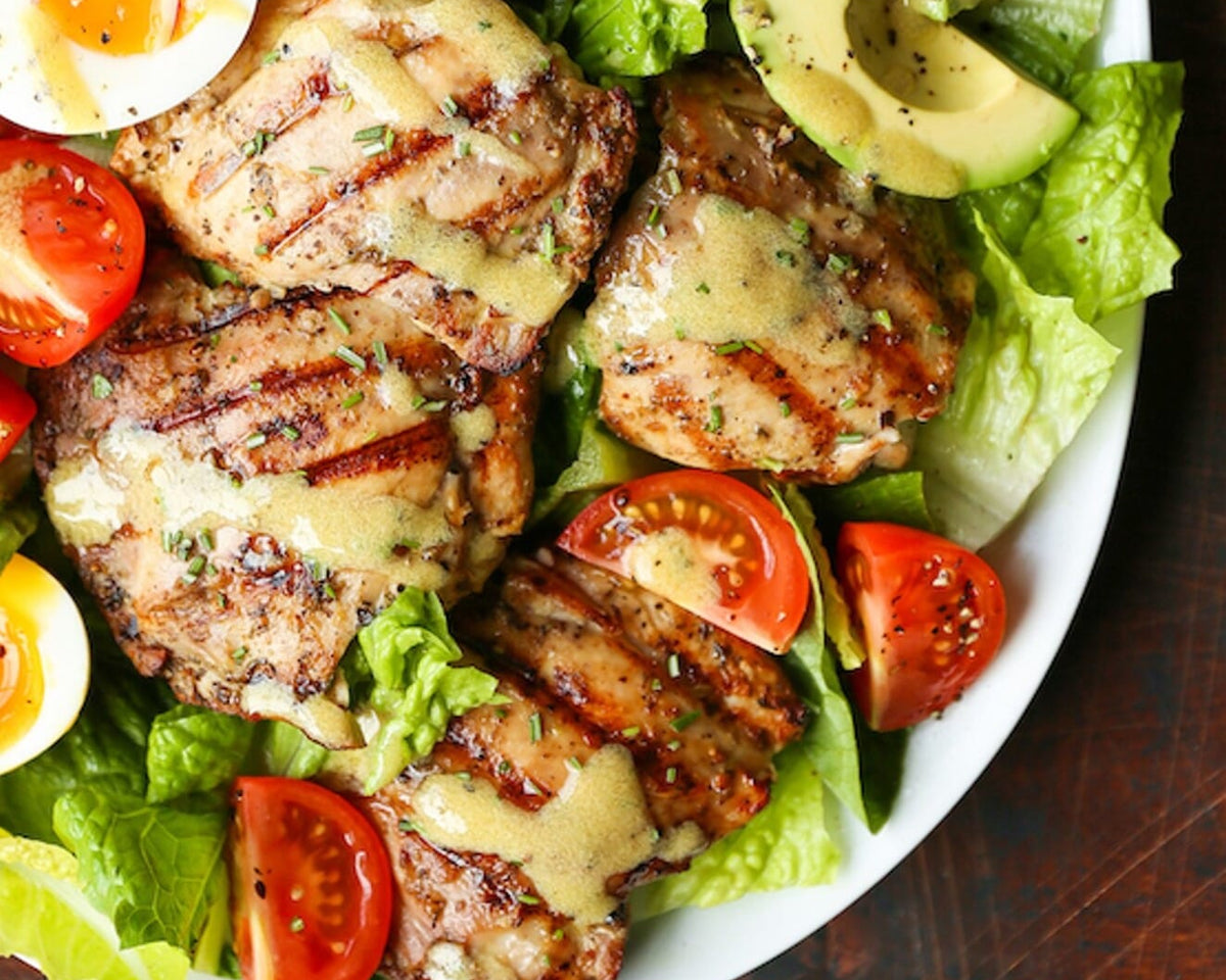 Trutros cortos de pollo en una ensalada