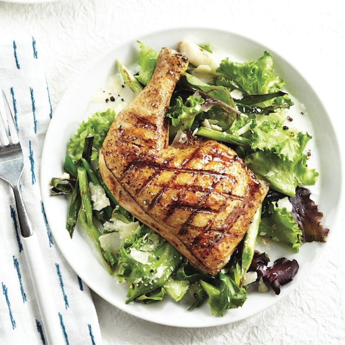 Nuestro trutro entero de pollo es ideal para hacer a la parrilla y acompañar con un buen plato de ensalada.